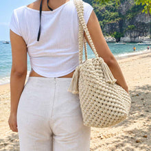 โหลดรูปภาพลงในเครื่องมือใช้ดูของ Gallery Beachy Mam' - กระเป๋ามาคราเม่ไปทะเล ใบใหญ่ใส่ได้ทุกอย่าง - Behind