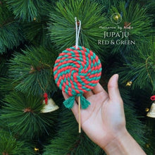 Load image into Gallery viewer, Christmas_Candies_red_green-_-_Christmas_decoration_made_in_Chiang_Rai_by_Akha_women_-_Thailand_-_Macrame_by_Nicha