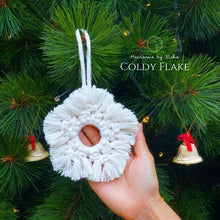 Load image into Gallery viewer, Coldy_flake_-_Snowflake_-_-_Christmas_decoration_made_in_Chiang_Rai_by_Akha_women_-_Thailand_-_Macrame_by_Nicha