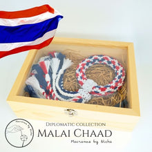 Load image into Gallery viewer, MALAI CHAAD - VIP MALAI - พวงมาลัยความบริสุทธิ์ - ของขวัญVIP - พวงมาลัยวันแม่ - พวงมาลัยทางการทูต packaging