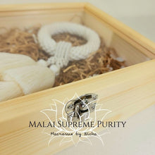 โหลดรูปภาพลงในเครื่องมือใช้ดูของ Gallery Phuang Malai 2023 - VIP Gifts GWP - Macrame by Nicha - Malai Purity-  พวงมาลัยความบริสุทธิ์ - ของขวัญ VIP -พวงมาลัยวันแม่  box
