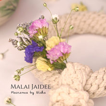 Load image into Gallery viewer, MALAI JAIDEE - พวงมาลัยใจดี - พวงมาลัยไหว้ครู - Macrame by Nicha - Dedication