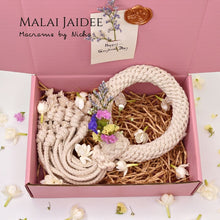 Load image into Gallery viewer, MALAI JAIDEE - พวงมาลัยใจดี - พวงมาลัยไหว้ครู - Macrame by Nicha - Packaging