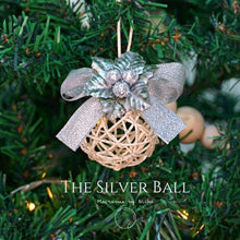 โหลดรูปภาพลงในเครื่องมือใช้ดูของ Gallery THE SILVER CHRISTMAS BALL - ลูกบอลคริสต์มาสสีเงิน - ของตกแต่งคริสต์มาส
