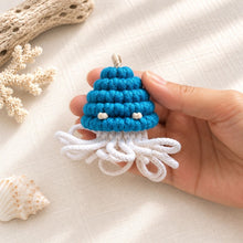 โหลดรูปภาพลงในเครื่องมือใช้ดูของ Gallery Jellyfish Blue Keychains - พวงกุญแจแมงกะพรุนสีน้ำเงิน - Hand - ของชำร่วยและของขวัญปีใหม่ - Corporate Gifts - Macrame by Nicha
