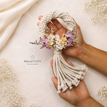 โหลดรูปภาพลงในเครื่องมือใช้ดูของ Gallery Malai Cuty - พวงมาลัยวันแม่สวยๆ -  An handmade gift for Mother's Day in Thailand - Macrame by Nicha - Hands

