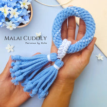 Load image into Gallery viewer, Phuang Malai - พวงมาลัยวันแม่ - Macrame by Nicha - Malai Cuddly - ของขวัญ - พวงมาลัยกอด
