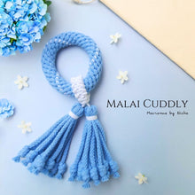 โหลดรูปภาพลงในเครื่องมือใช้ดูของ Gallery Phuang Malai - พวงมาลัยวันแม่ - Macrame by Nicha - Malai Cuddly - ของขวัญ - พวงมาลัยกอด2
