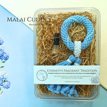 Load image into Gallery viewer, Phuang Malai - พวงมาลัยวันแม่ - Macrame by Nicha - Malai Cuddly - ของขวัญ - พวงมาลัยกอด4
