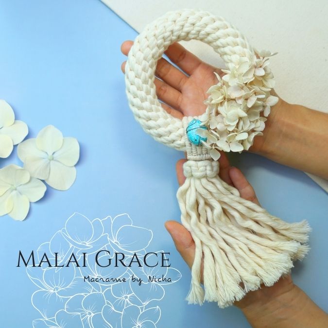 Phuang Malai - Macrame by Nicha - Malai Grace - พวงมาลัยแห่งความสง่างาม - ของขวัญ - พวงมาลัยกอด Hands