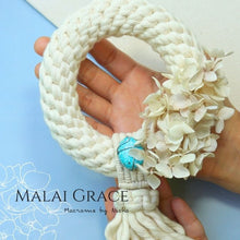 Load image into Gallery viewer, Phuang Malai - Macrame by Nicha - Malai Grace - พวงมาลัยแห่งความสง่างาม - ของขวัญ - พวงมาลัยกอด46 Zoom in
