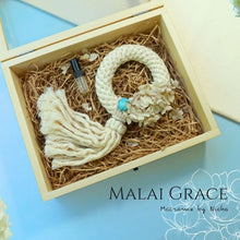 Load image into Gallery viewer, Phuang Malai - Macrame by Nicha - Malai Grace - พวงมาลัยแห่งความสง่างาม - ของขวัญ - พวงมาลัยกอด46 Open box
