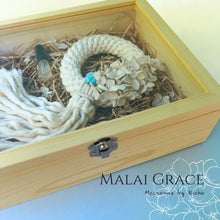Load image into Gallery viewer, Phuang Malai - Macrame by Nicha - Malai Grace - พวงมาลัยแห่งความสง่างาม - ของขวัญ - พวงมาลัยกอด46 Closed box
