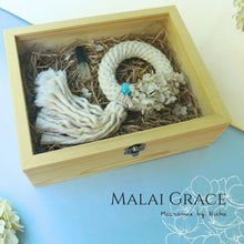 Load image into Gallery viewer, Phuang Malai - Macrame by Nicha - Malai Grace - พวงมาลัยแห่งความสง่างาม - ของขวัญ - พวงมาลัยกอด46 Box
