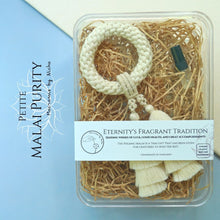 โหลดรูปภาพลงในเครื่องมือใช้ดูของ Gallery Phuang Malai - Macrame by Nicha - Petite Malai Purity - พวงมาลัยความบริสุทธิ์ - ของขวัญ - พวงมาลัยกอด Box
