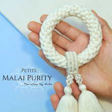 โหลดรูปภาพลงในเครื่องมือใช้ดูของ Gallery Phuang Malai - Macrame by Nicha - Petite Malai Purity - พวงมาลัยความบริสุทธิ์ - ของขวัญ - พวงมาลัยกอด Zoom in
