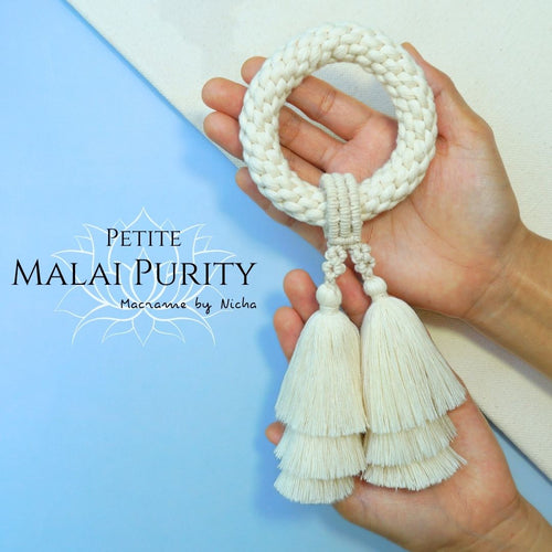 Phuang Malai - Macrame by Nicha - Petite Malai Purity - พวงมาลัยความบริสุทธิ์ - ของขวัญ - พวงมาลัยกอด Hands