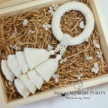 โหลดรูปภาพลงในเครื่องมือใช้ดูของ Gallery Phuang Malai 2023 - VIP Gifts GWP - Macrame by Nicha - Malai Purity-  พวงมาลัยความบริสุทธิ์ - ของขวัญ VIP -พวงมาลัยวันแม่  In box
