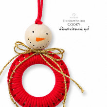 โหลดรูปภาพลงในเครื่องมือใช้ดูของ Gallery Snowman Daughter Red - Christmas ornaments Thailand - Macrame by Nicha - Zoom In
