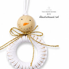 โหลดรูปภาพลงในเครื่องมือใช้ดูของ Gallery Snowman Daughter White - Christmas ornaments Thailand - Macrame by Nicha - Zoom In
