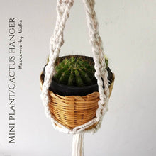 โหลดรูปภาพลงในเครื่องมือใช้ดูของ Gallery MINI PLANT/CACTUS HANGER - SET 3 PIECES - ที่แขวนกระถางมาคราเม่
