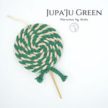 Load image into Gallery viewer, Jupa&#39;ju - อมยิ้มคริสต์มาส - Christmas Candy - ของตกแต่งคริสต์มาส - Macrame by Nicha - Christmas decoration GREEN
