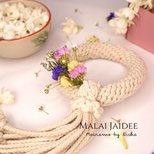 Load image into Gallery viewer, MALAI JAIDEE - พวงมาลัยใจดี - พวงมาลัยไหว้ครู - Macrame by Nicha - Dried flowers
