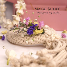 Load image into Gallery viewer, MALAI JAIDEE - พวงมาลัยใจดี - พวงมาลัยไหว้ครู - Macrame by Nicha - Gratitude
