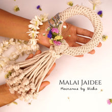 Load image into Gallery viewer, MALAI JAIDEE - พวงมาลัยใจดี - พวงมาลัยไหว้ครู - Macrame by Nicha with hands
