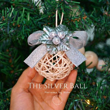 โหลดรูปภาพลงในเครื่องมือใช้ดูของ Gallery THE SILVER CHRISTMAS BALL - ลูกบอลคริสต์มาสสีเงิน - ของตกแต่งคริสต์มาส
